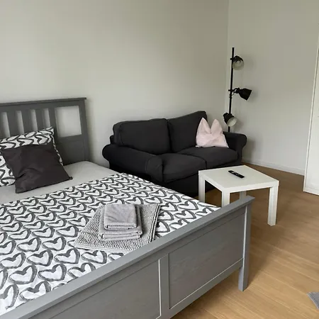 Fc-apartmenthaus Mit Grossem Garten Und Pkw Stellflaechen Lägenhet *