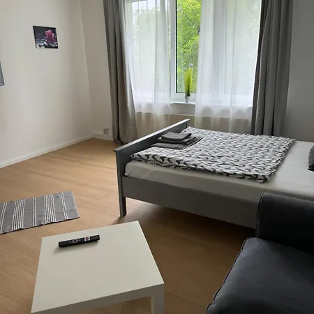 Fc-apartmenthaus Mit Grossem Garten Und Pkw Stellflaechen Apartamento Falkensee