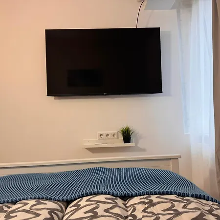 Fc-apartmenthaus Mit Grossem Garten Und Pkw Stellflaechen Apartamento Falkensee