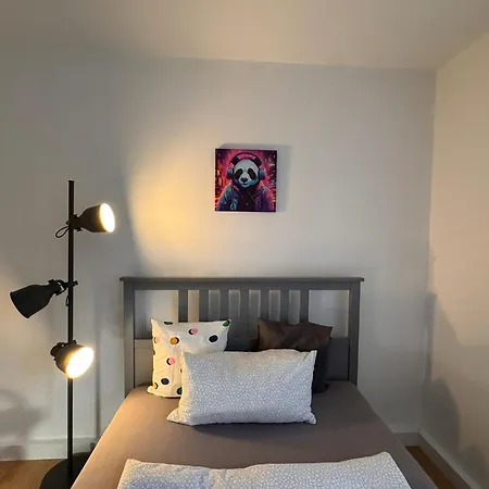 Fc-apartmenthaus Mit Grossem Garten Und Pkw Stellflaechen Apartamento Falkensee