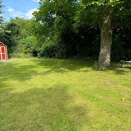 Fc-apartmenthaus Mit Grossem Garten Und Pkw Stellflaechen * 法尔肯塞