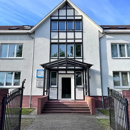 Fc-apartmenthaus Mit Grossem Garten Und Pkw Stellflaechen * 法尔肯塞