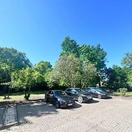 Fc-apartmenthaus Mit Grossem Garten Und Pkw Stellflaechen 公寓 法尔肯塞