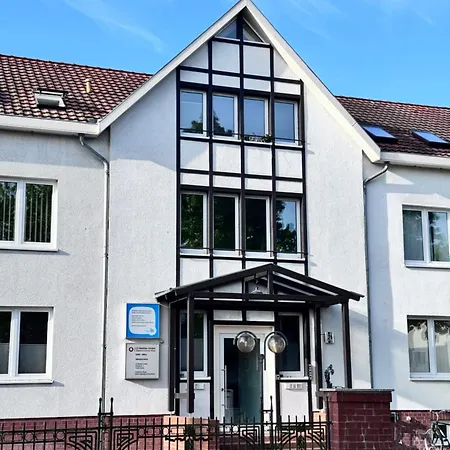 Fc-apartmenthaus Mit Grossem Garten Und Pkw Stellflaechen Lägenhet *