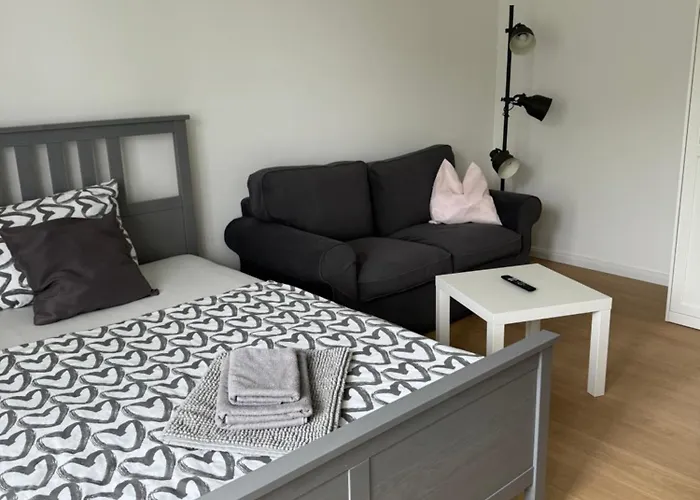 Fc-apartmenthaus Mit Grossem Garten Und Pkw Stellflaechen 아파트 *