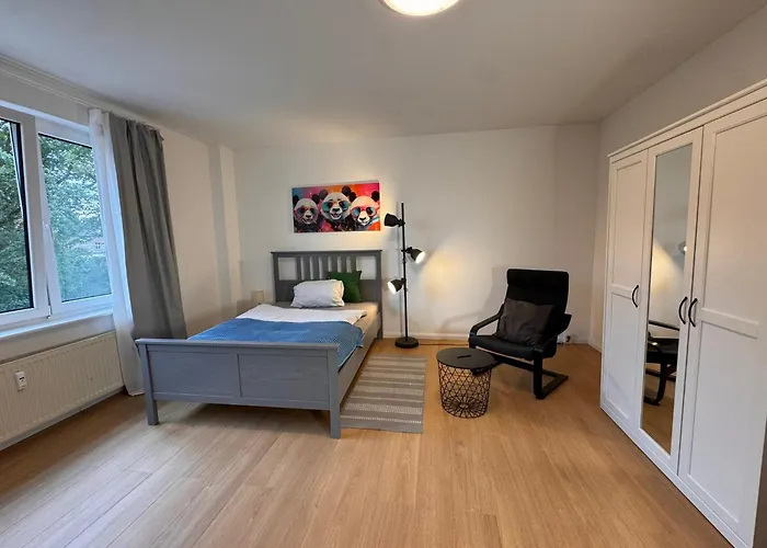 Fc-apartmenthaus Mit Grossem Garten Und Pkw Stellflaechen فالكنزيه