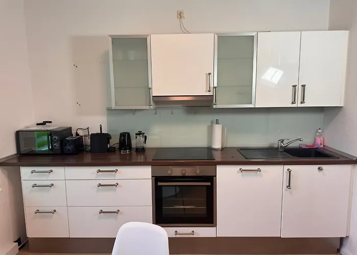 Fc-apartmenthaus Mit Grossem Garten Und Pkw Stellflaechen شقة