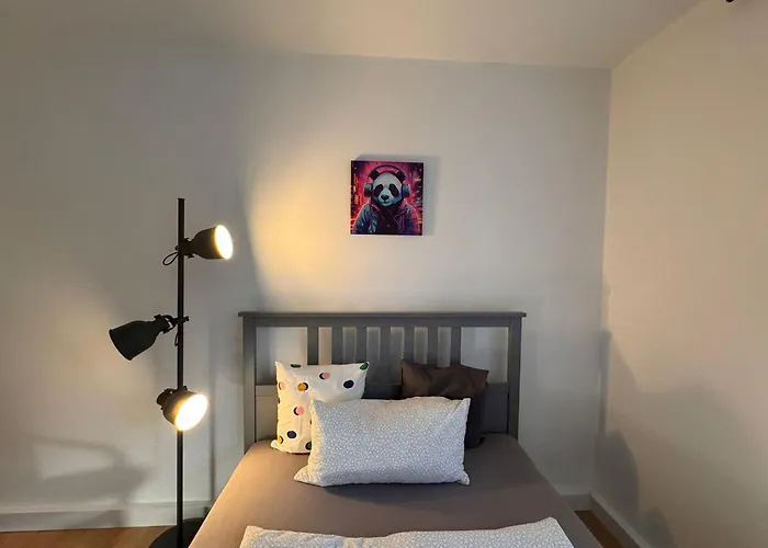 Fc-apartmenthaus Mit Grossem Garten Und Pkw Stellflaechen شقة فالكنزيه