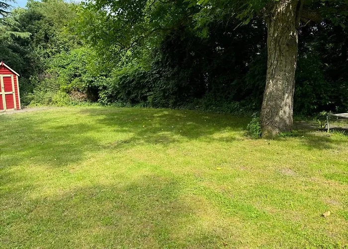 Fc-apartmenthaus Mit Grossem Garten Und Pkw Stellflaechen * فالكنزيه