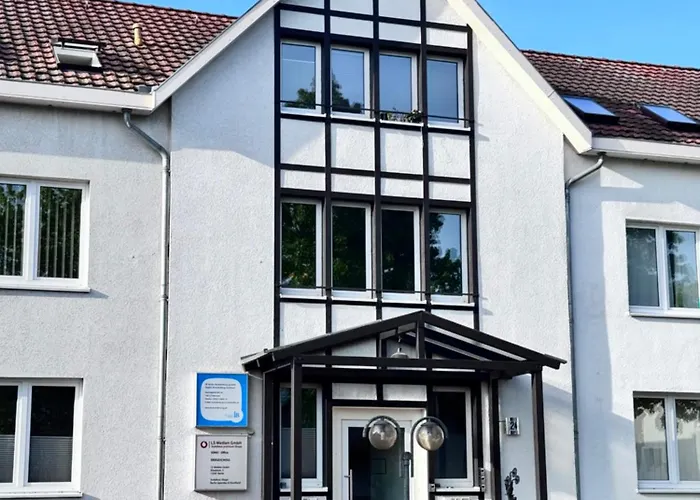 Fc-apartmenthaus Mit Grossem Garten Und Pkw Stellflaechen شقة *